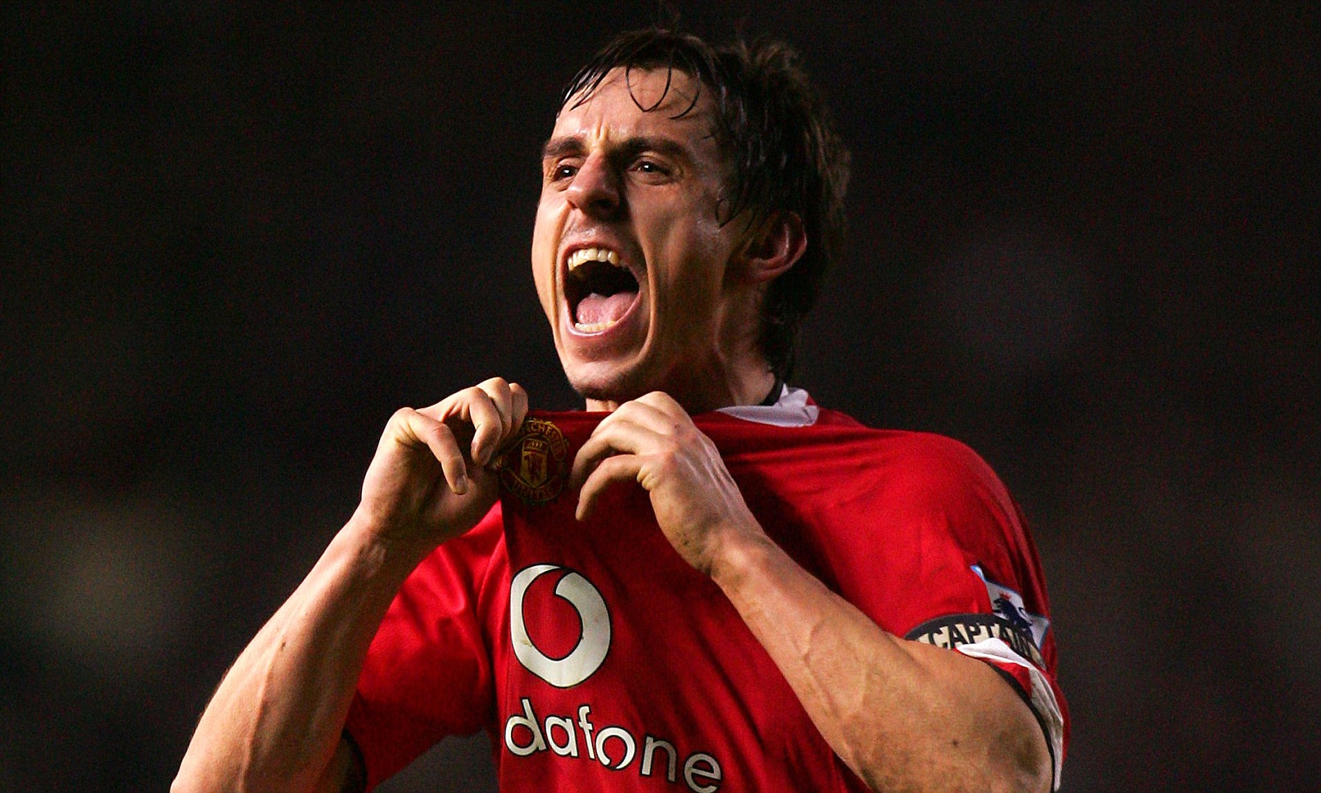 Tentang Neville, Liverpool, dan Denda 5.000 Pounds